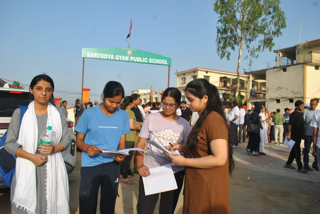 नीट की परीक्षा में देवबंद नगर में मंडल के परीक्षार्थी हुए शामिल