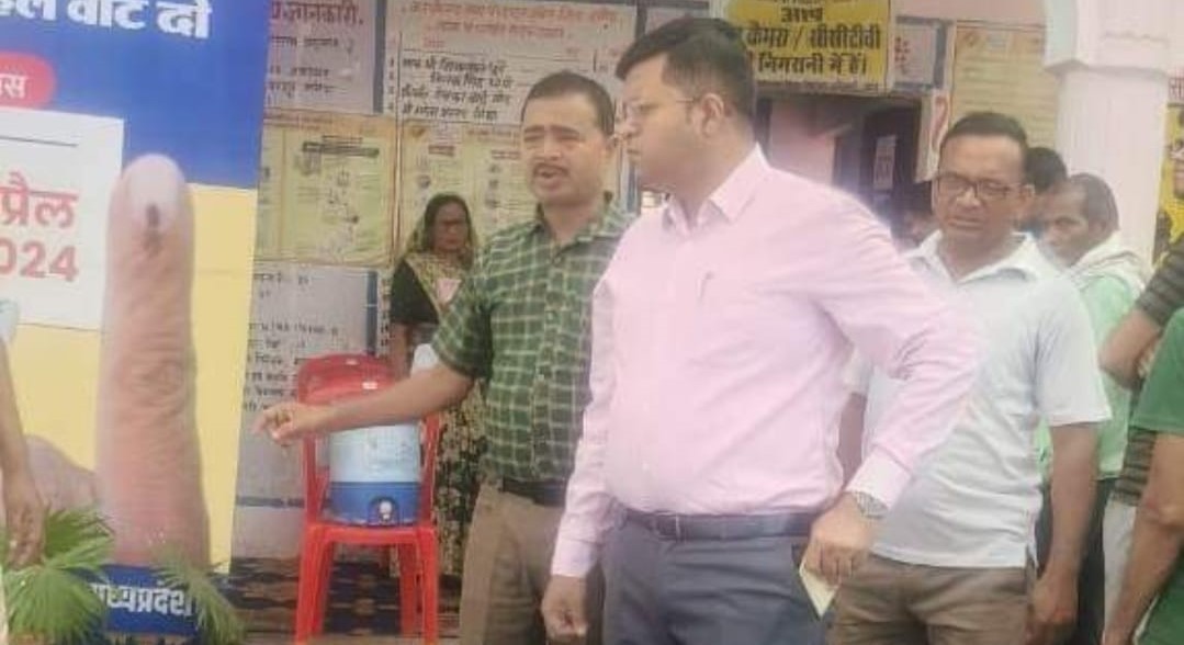 दमोह जिला पंचायत सीईओ अर्पित वर्मा ने मतदान केन्द्रो का लिया जायजा