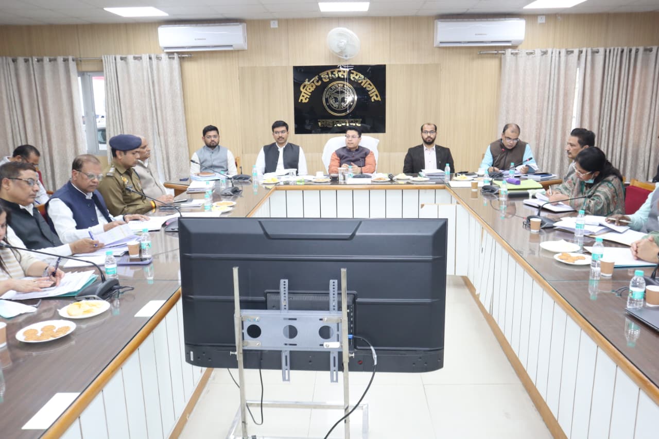 A meeting on development works, taxes, and revenue works was held on the CM Dashboard under the chairmanship of the Divisional Commissioner in Saharanpur
