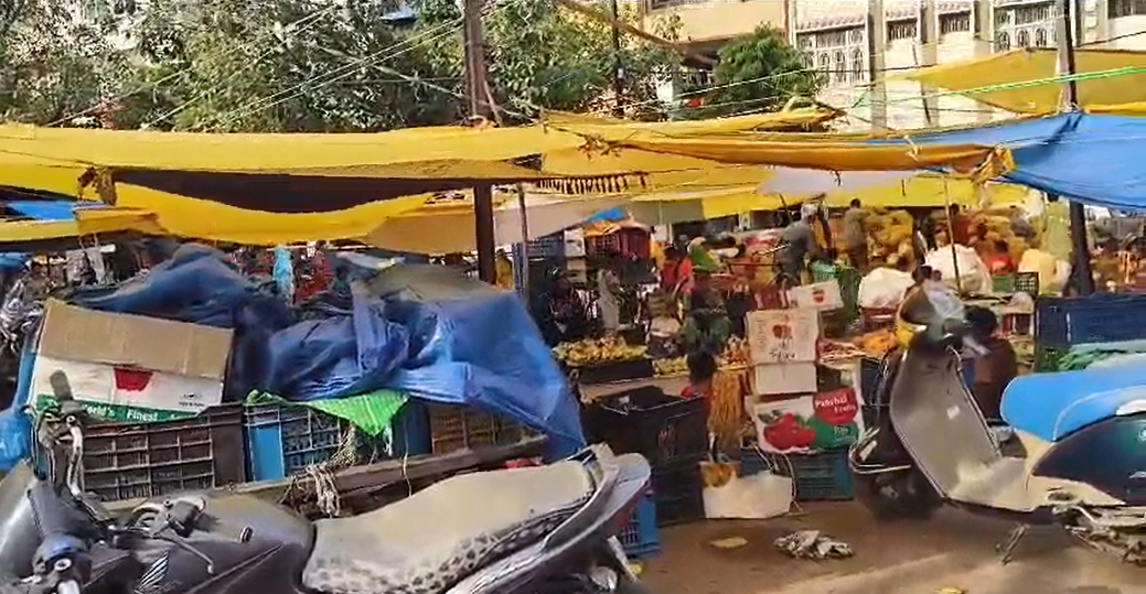 गोलबाजार रामलीला मैदान में अवैध कब्जा