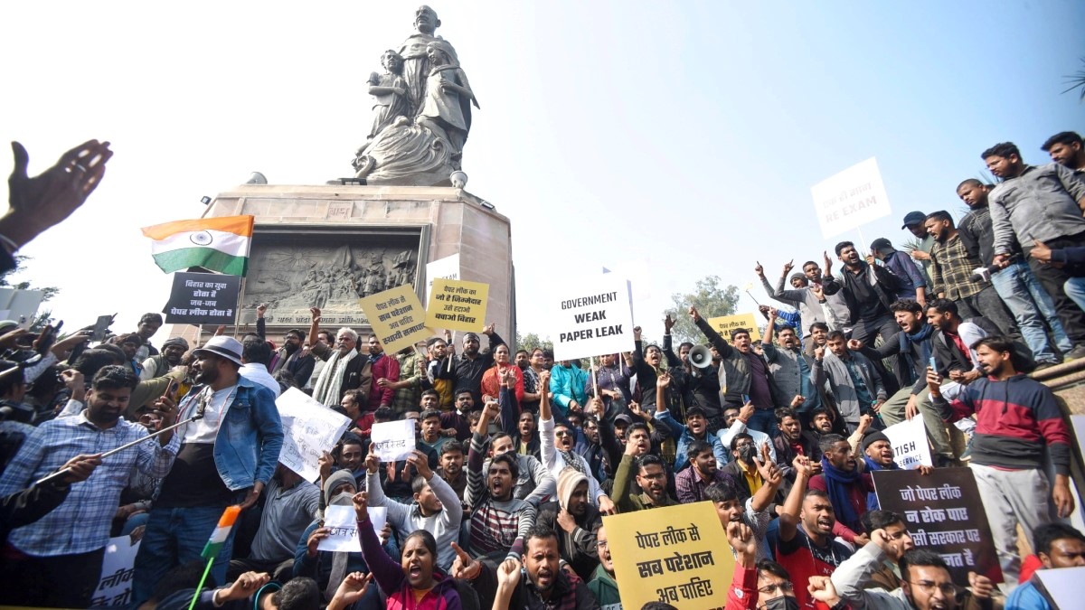 छात्रों का प्रदर्शन जारी