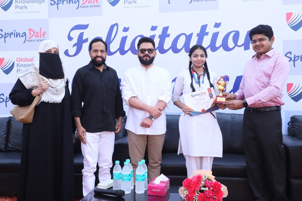 स्प्रिंग डेल पब्लिक स्कूल में एसडीएम देवबंद  ने 10 वीं और 12 वीं कक्षा के छात्रों को सम्मानित करते हुए फ़ैज़ान उलहक मेमोरियल स्कालरशिप के सर्टिफिकेट बांटे