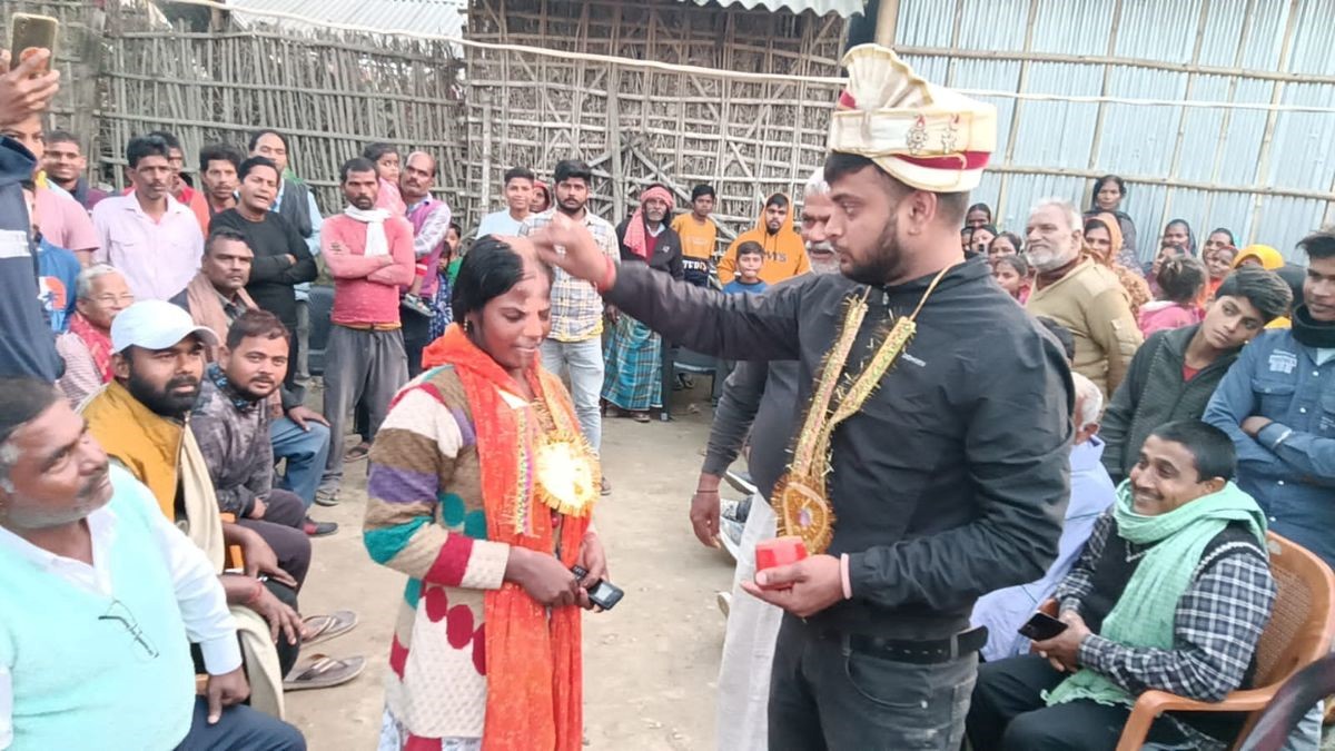 बॉयफ्रेंड-गर्लफ्रेंड रात को आपत्तिजनक स्थिति में पकड़े गए