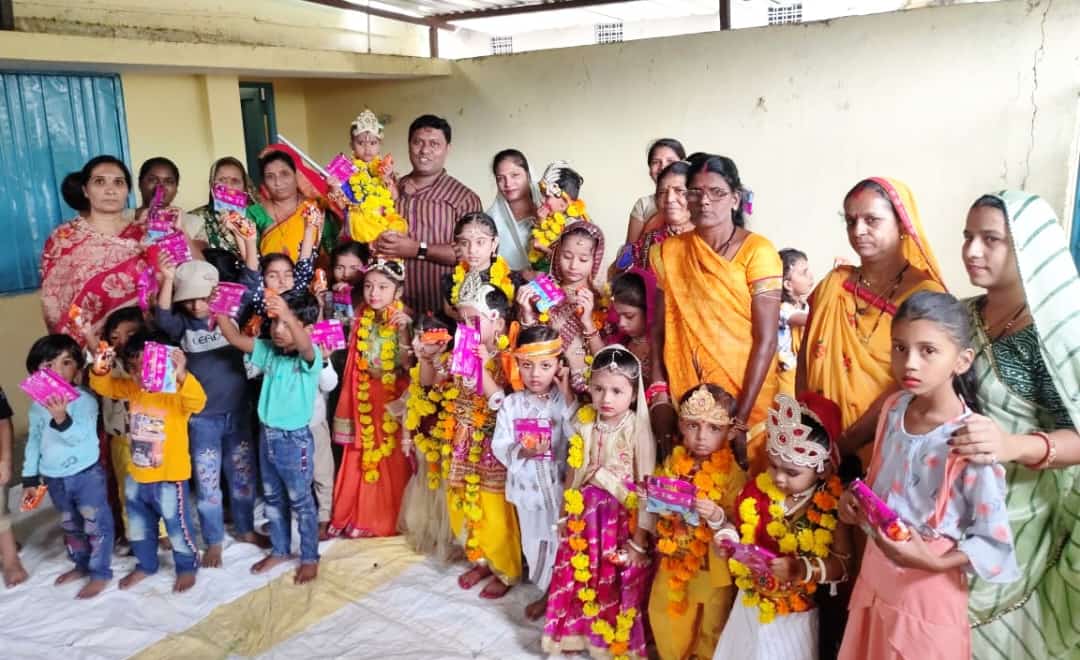 आंगनबाड़ी केंद्र पर पार्षद श्रीमती राठौर ने जन्माष्टमी मनाई