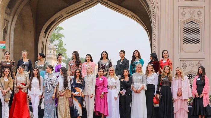 हैदराबाद के चारमीनार पहुंचीं 109 देशों की मिस वर्ल्ड प्रतियोगी