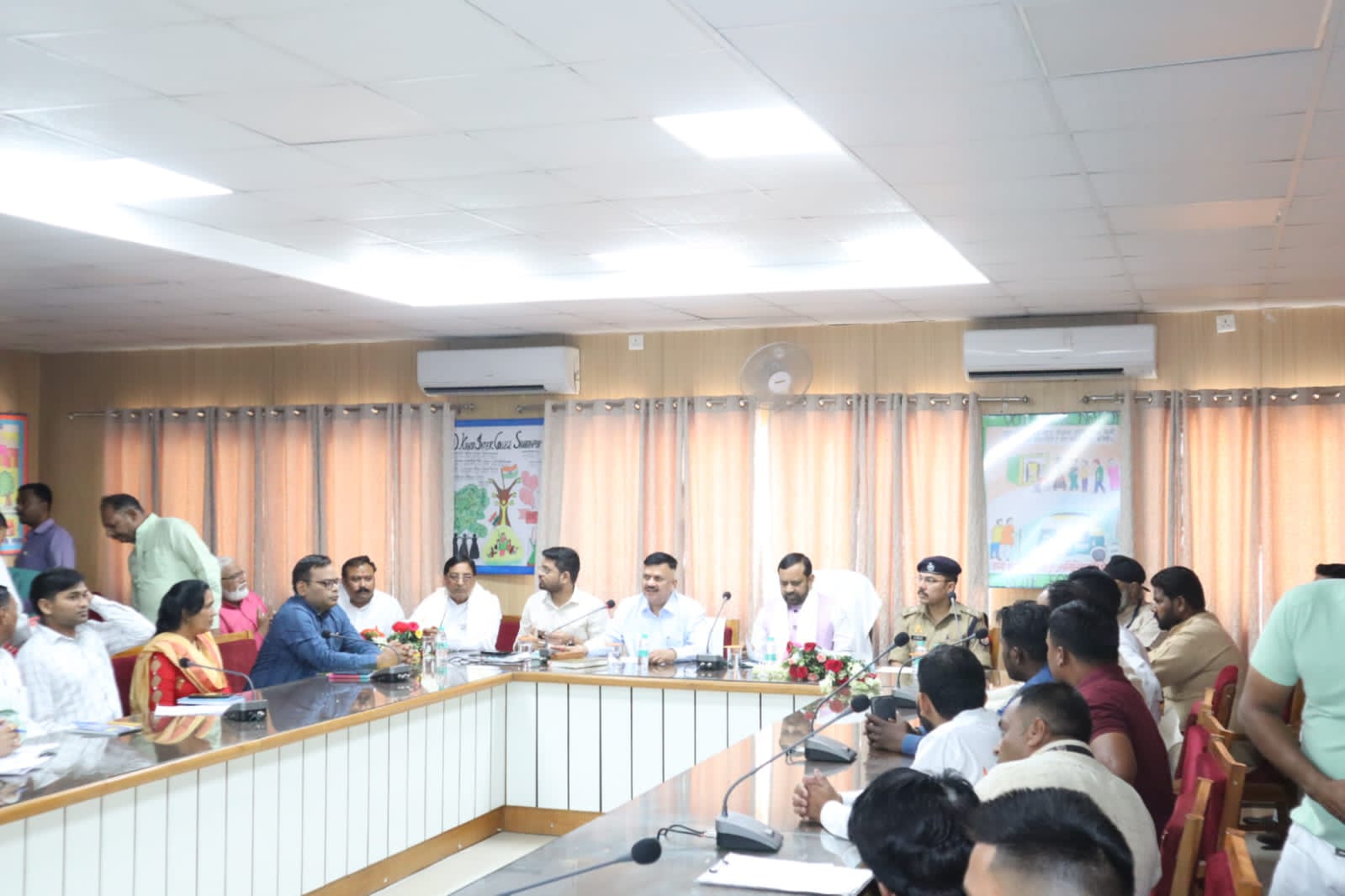 सहारनपुर में सदस्य सेन्ट्रल मॉनिटरिंग कमेटी, सामाजिक न्याय एवं अधिकारिता मंत्रालय, भारत सरकार ने अधिकारियों के साथ की बैठक