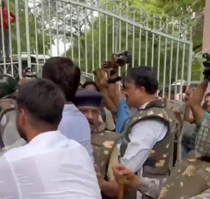 500 से अधिक NSUI कार्यकर्ताओ ने यूनिवर्सिटी का घेराव किया