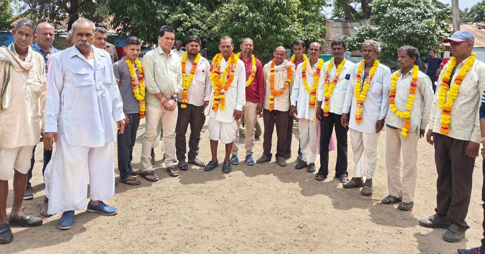 17 neglected BJP workers of Bayda joined Congress