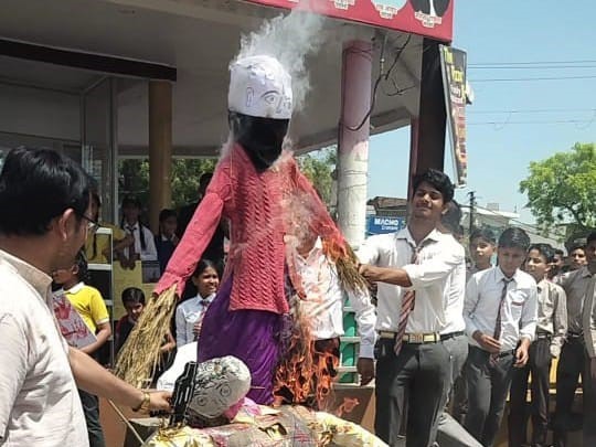 गागलहेड़ी में विद्यार्थियों का आतंकवाद और पाकिस्तान के खिलाफ कैंडल मार्च