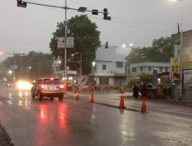 आसमान पर छाए काले बादल तेज बूंदों के साथ बरसे