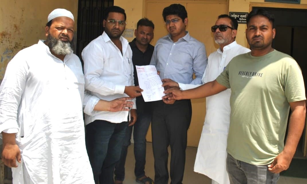 सभासदों सहित राशन उपभोक्ताओं ने एसडीएम देवबंद को सौंपा ज्ञापन