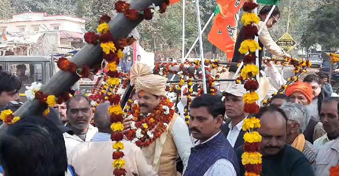 विधायक ने लगाई फटकार तो सिर हिलाती रह गई SDM