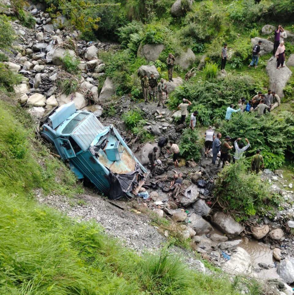 जम्मू-कश्मीर के उधमपुर में CRPF का बंकर व्हीकल खाई में गिरा  