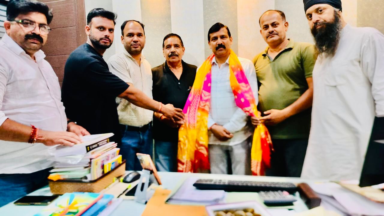 देवबंद पालिकाध्यक्ष विपिन गर्ग को मेले के आयोजन को सुंदर और भव्य रूप देने के लिए किया गया सम्मानित
