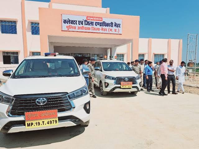 कलेक्टर श्रीमती रानी बातड ने कार्यों के समीक्षा के साथ अधिकारियों की ली बैठक