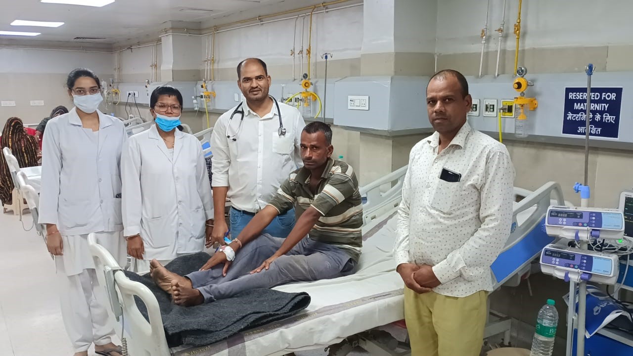 डॉक्टर मौर्य के प्रयास से तीन घंटे में पैरों पर खड़ा हो गया पैरालिसिस मरीज