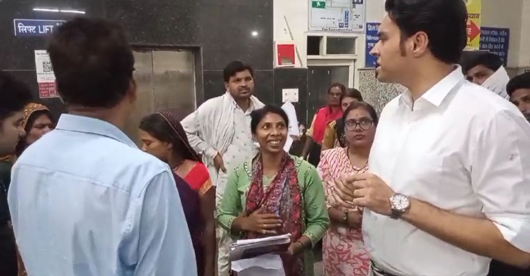 Katni Collector Avi Prasad reached the district hospital for a surprise inspection