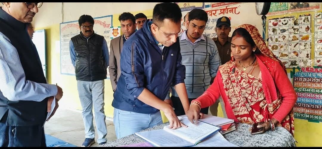 कलेक्टर सुधीर कोचर ने सिग्रामपुर के ग्राम चोरई  पहुंचकर बड़ादेव  मंदिर, धर्मशाला, मंगल भवन, शासकीय नवीन माध्यमिक शाला ओर आंगनबाड़ी केंद्र का जायजा लिया