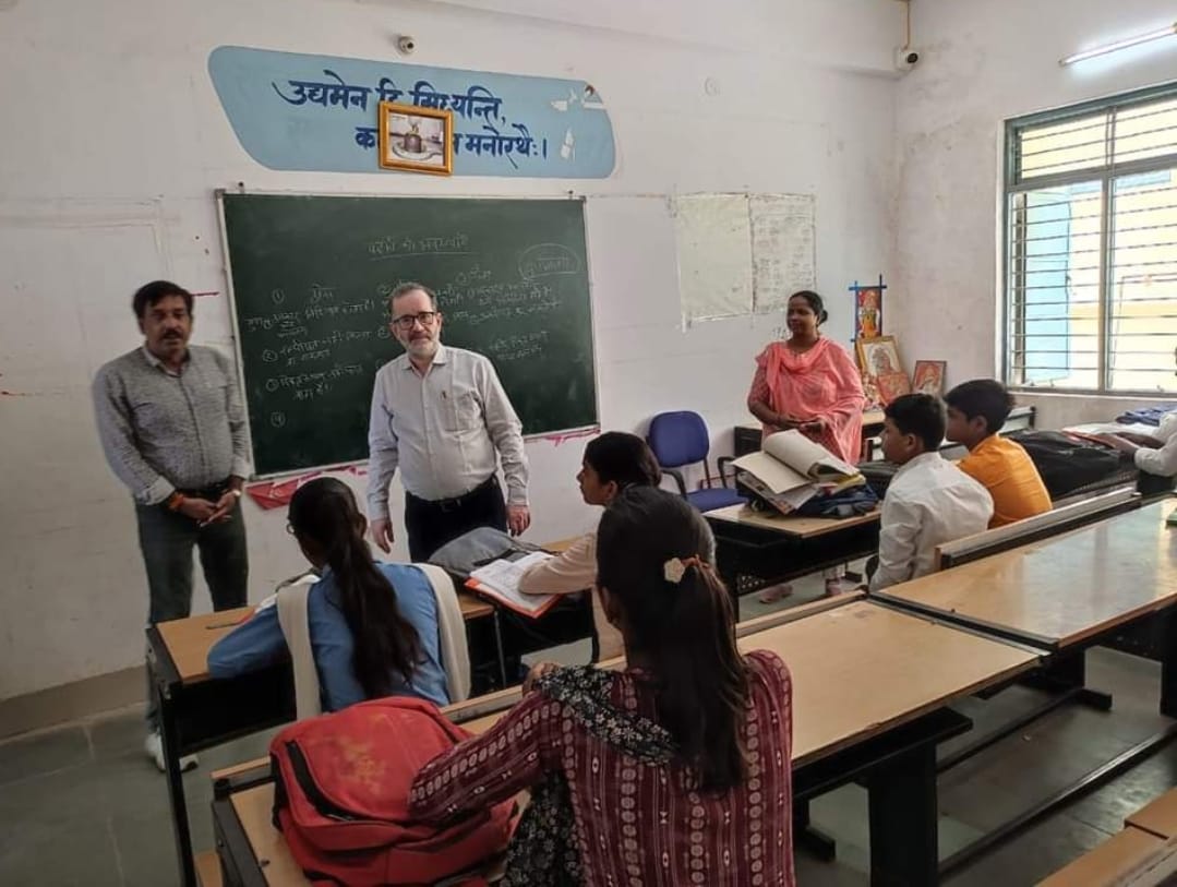 जिला शिक्षा अधिकारी ने स्कूलों का किया निरीक्षण