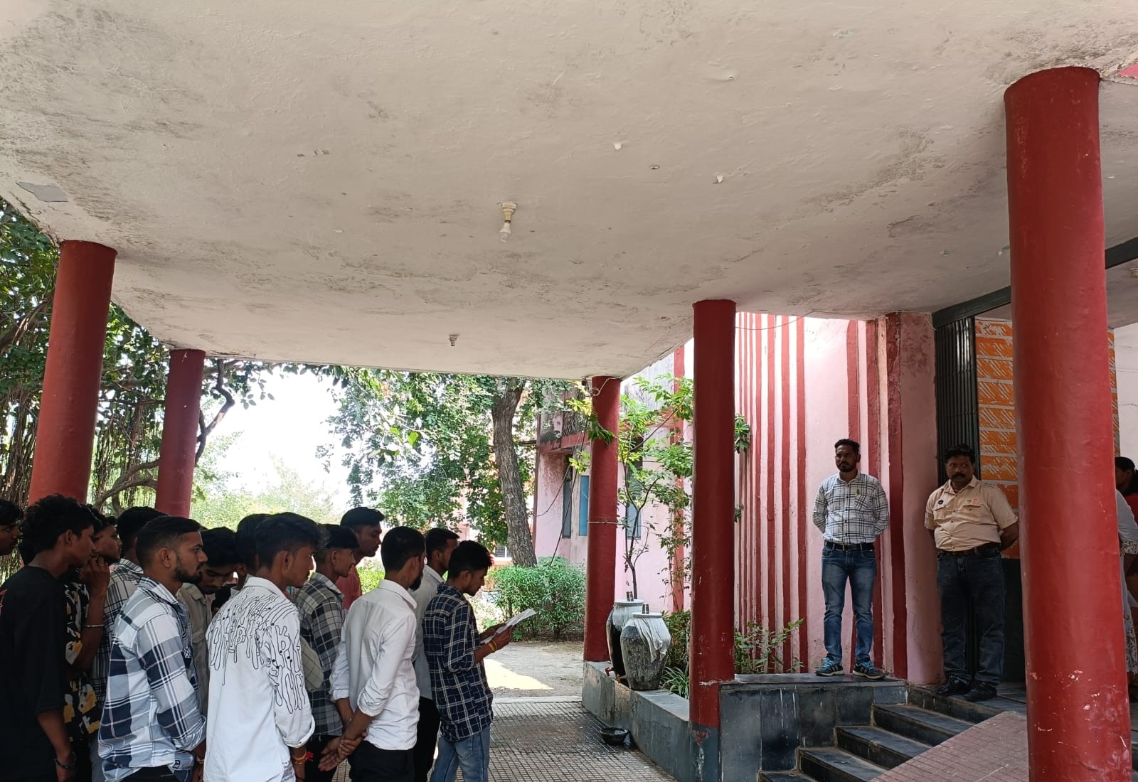 अंजड़ महाविद्यालय में विद्यार्थियों के एकरूपता को पहचानने के लिए ड्रेस कोड एवं आईडी कार्ड के लिए प्राचार्य को सोपा गया ज्ञापन