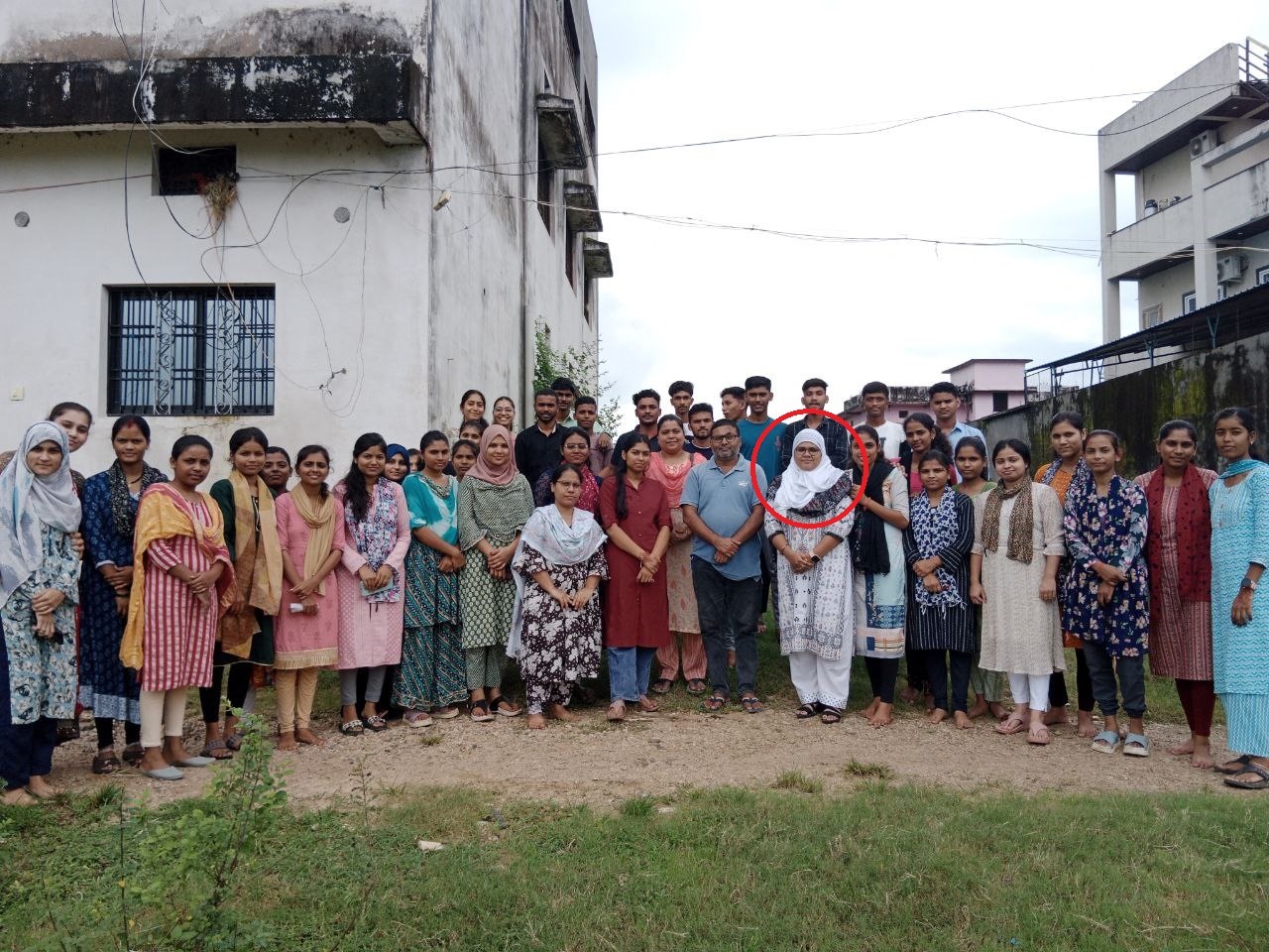 ‘उमरा’ हेतु वालिदैन सहित रवाना हुई रोशना