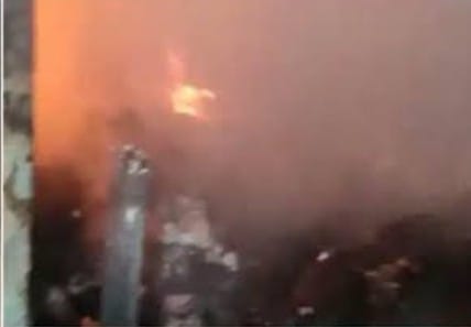 घर में जलती हुई मोमबत्ती से लगी आग