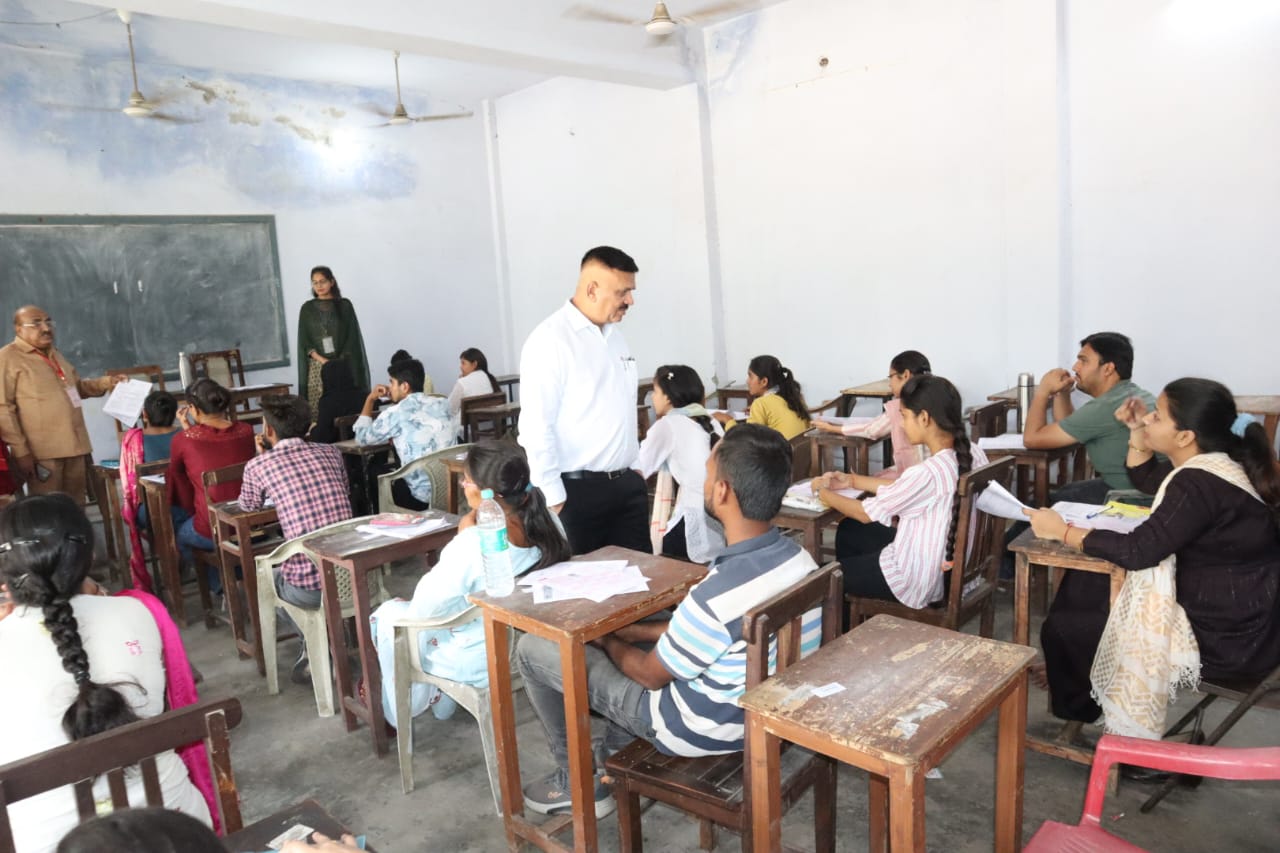 जिलाधिकारी ने बी एड प्रवेश परीक्षा को सकुशल संपन्न करवाने के लिए पूरे दिन भ्रमण कर कई केंद्रों का किया निरीक्षण