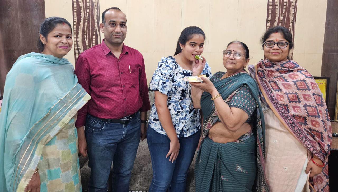 दून वैली स्कूल की छात्रा और देवबंद के प्रमुख व्यापारी पराग बंसल की बेटी मैत्री बंसल ने 12 वीं कामर्स में 94.4 प्रतिशत अंक प्राप्त कर किया स्कूल टॉप