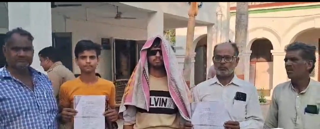 अध्यापक ने मारा डंडा छात्र की आंख से निकलने लगा खून