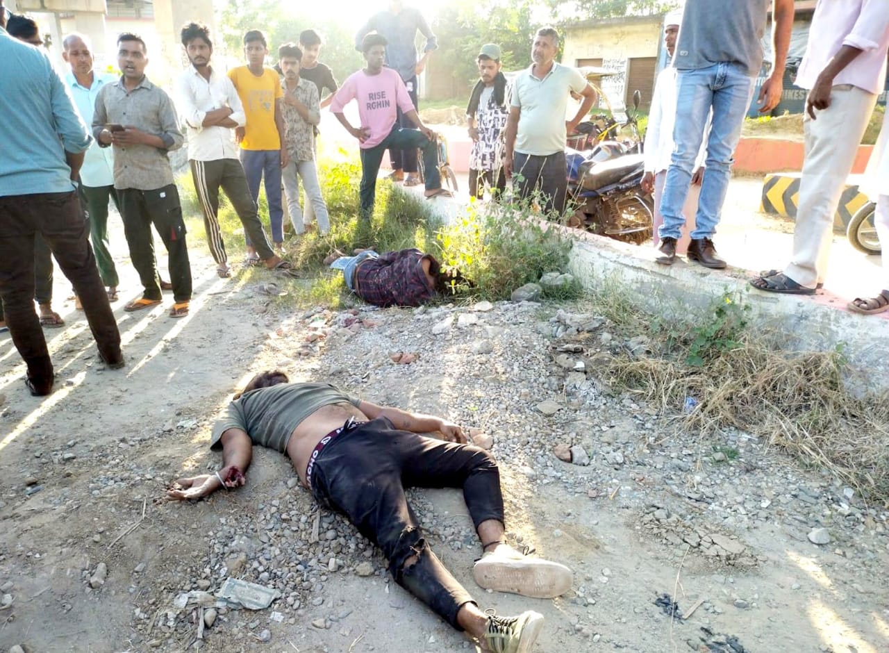 अनियंत्रित बाइक रेलवे ओवरब्रिज से नीचे आ गिरी