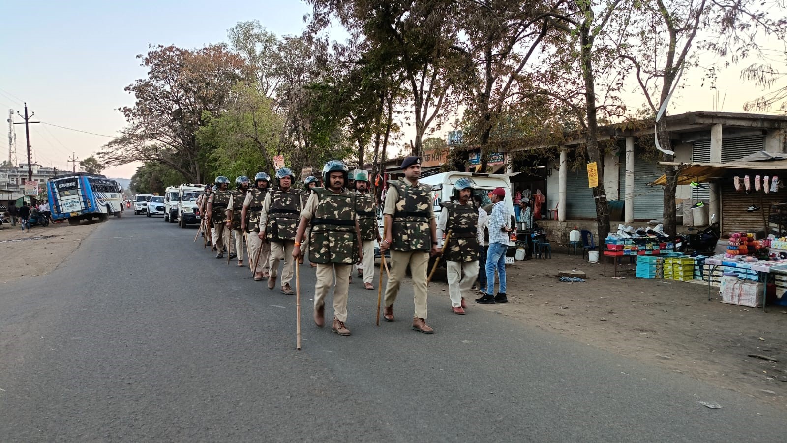 आगामी त्यौहार को लेकर पुष्पराजगढ़ में निकाला गया फ्लैग मार्च