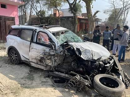 डंपर ने कार में मारी टक्कर