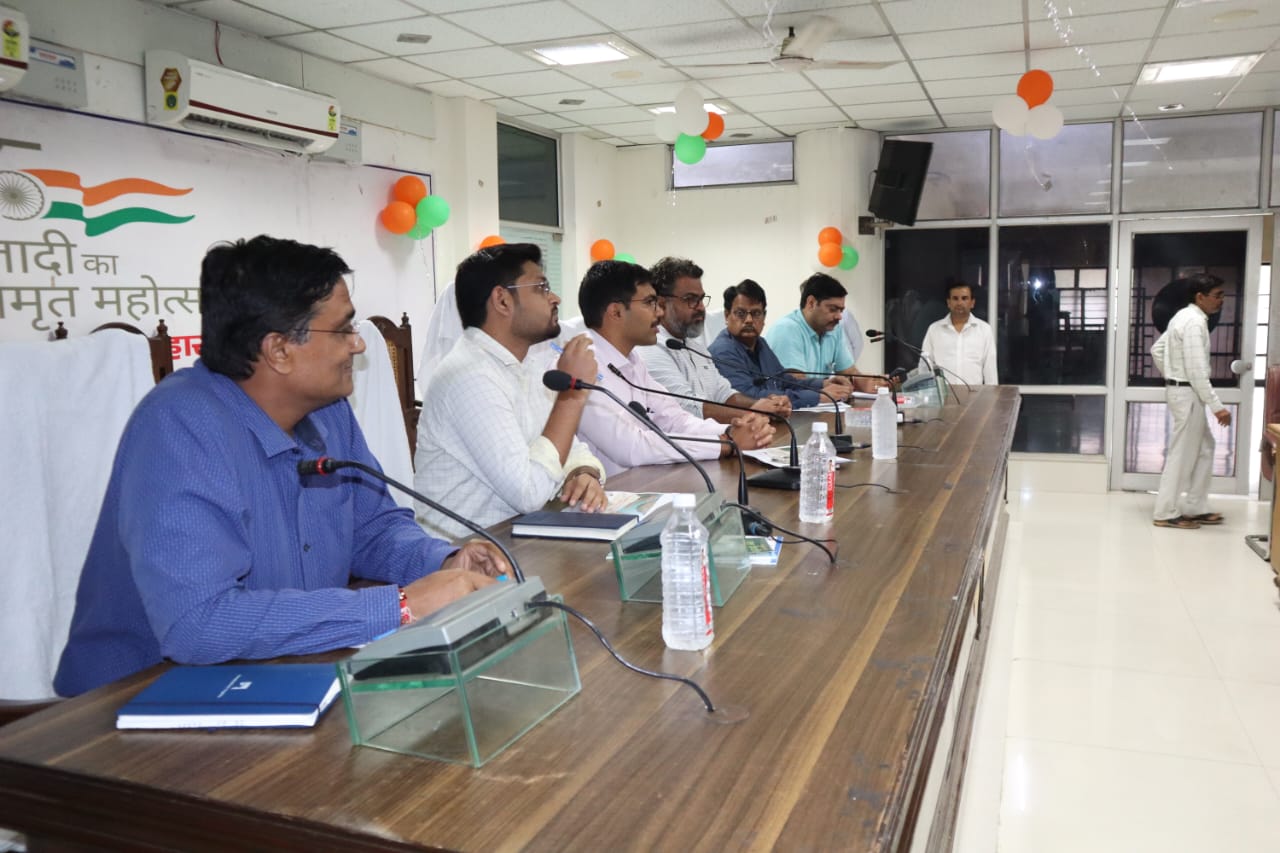 जिलाधिकारी ने पर्यावरणीय विकास की रूपरेखा एवं नदियों के पुनर्जीवन के लिए विशेषज्ञों के साथ किया मंथन