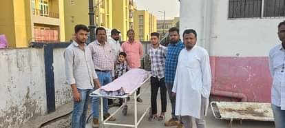 पटना में होटल के बाहर बैठे थे संचालक