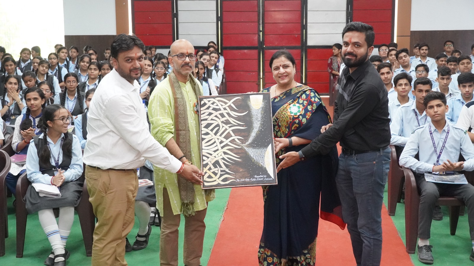 देवबंद के द दून वैली पब्लिक स्कूल में राष्ट्रीय ख्याति प्राप्त लेखक शान्तनु ने प्रेरणादायक सत्र किया आयोजित