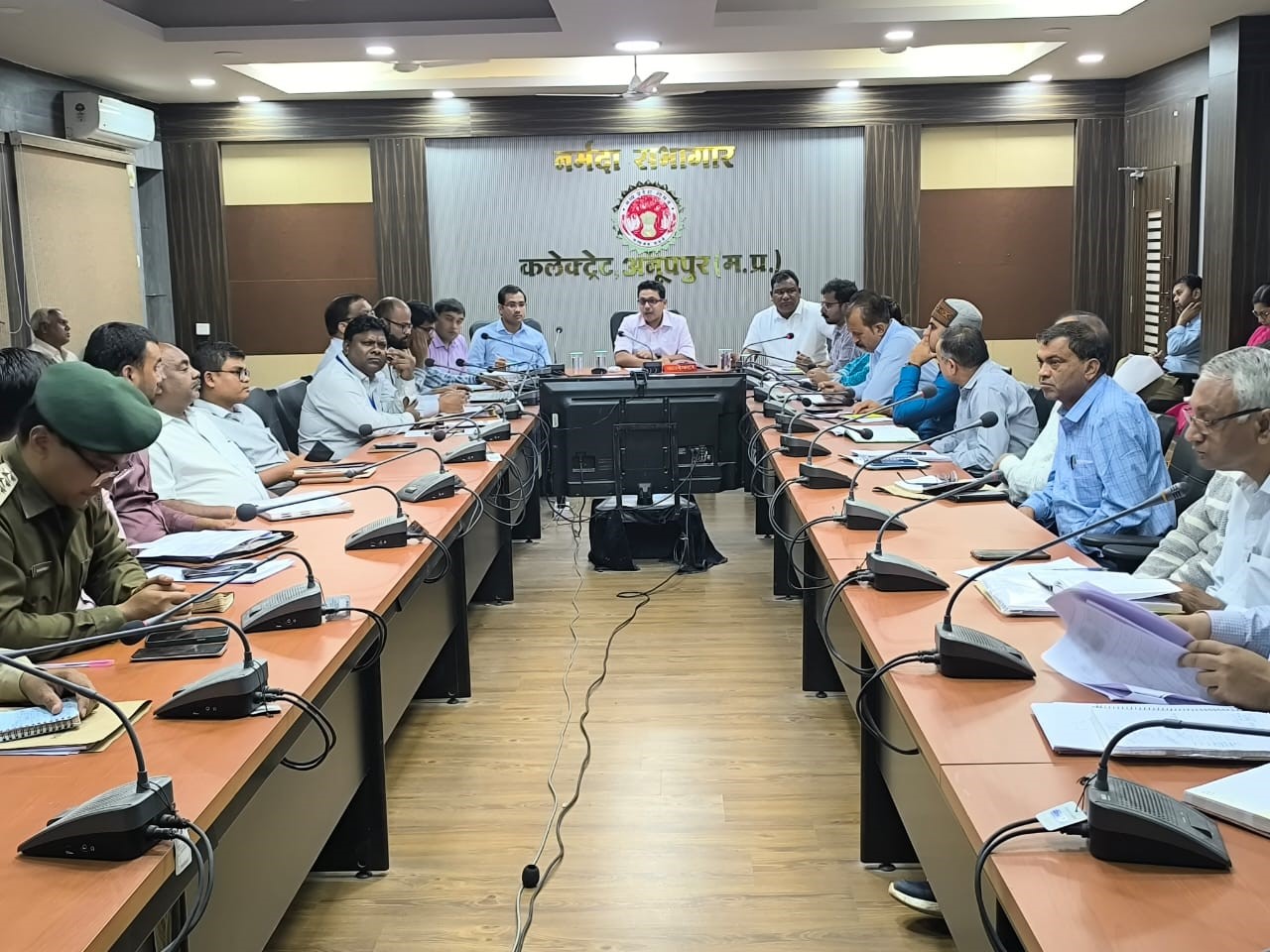 जिले के विकास कार्य में सभी अधिकारियों की समान जिम्मेदारी- कलेक्टर