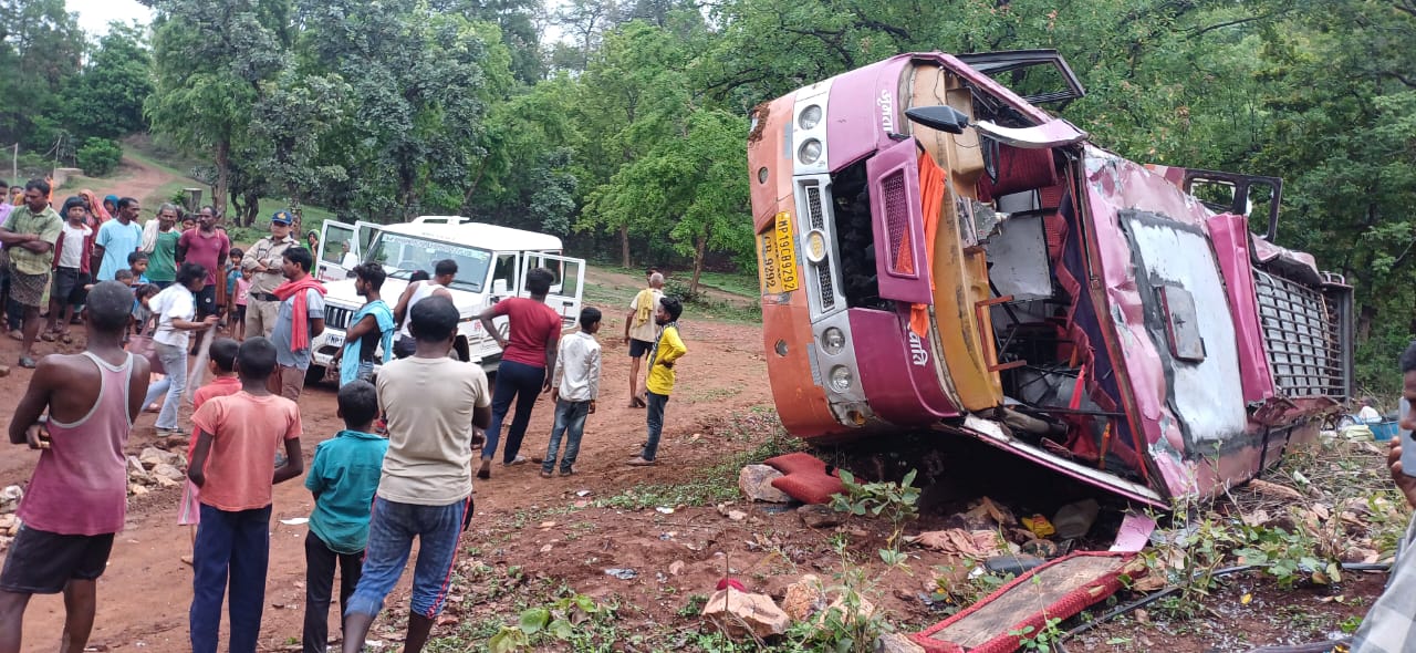 शहडोल में तेज रफ्तार हाईवा पेड़ से टकराया