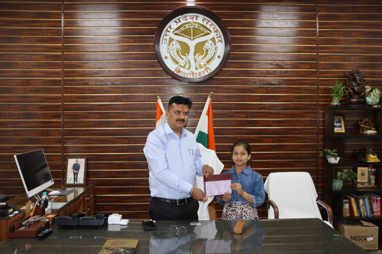 जिलाधिकारी ने निभाया अपना वादा, नन्हीं परी की शिक्षा के लिए आर्थिक मदद कर बढ़ाया हाथ