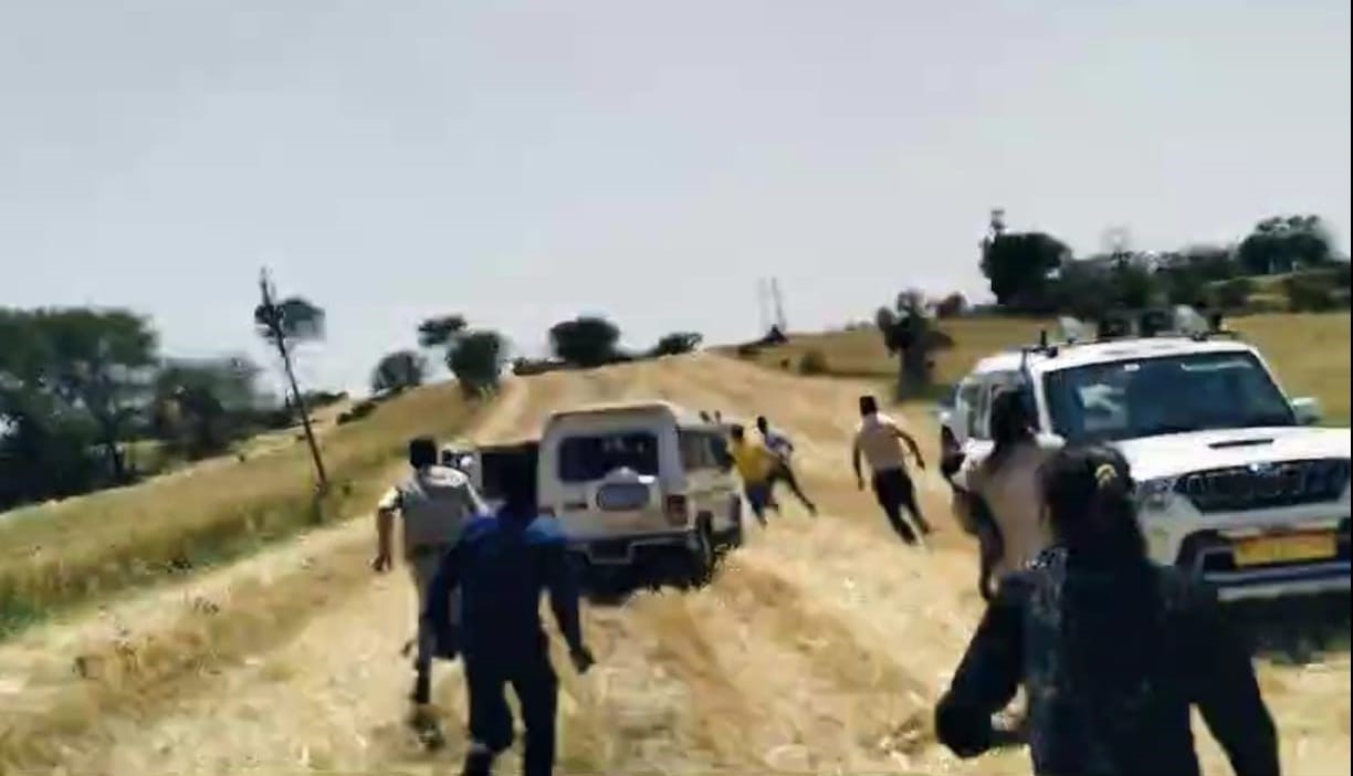 अवैध खनन रोकने गए अफसरों पर पथराव