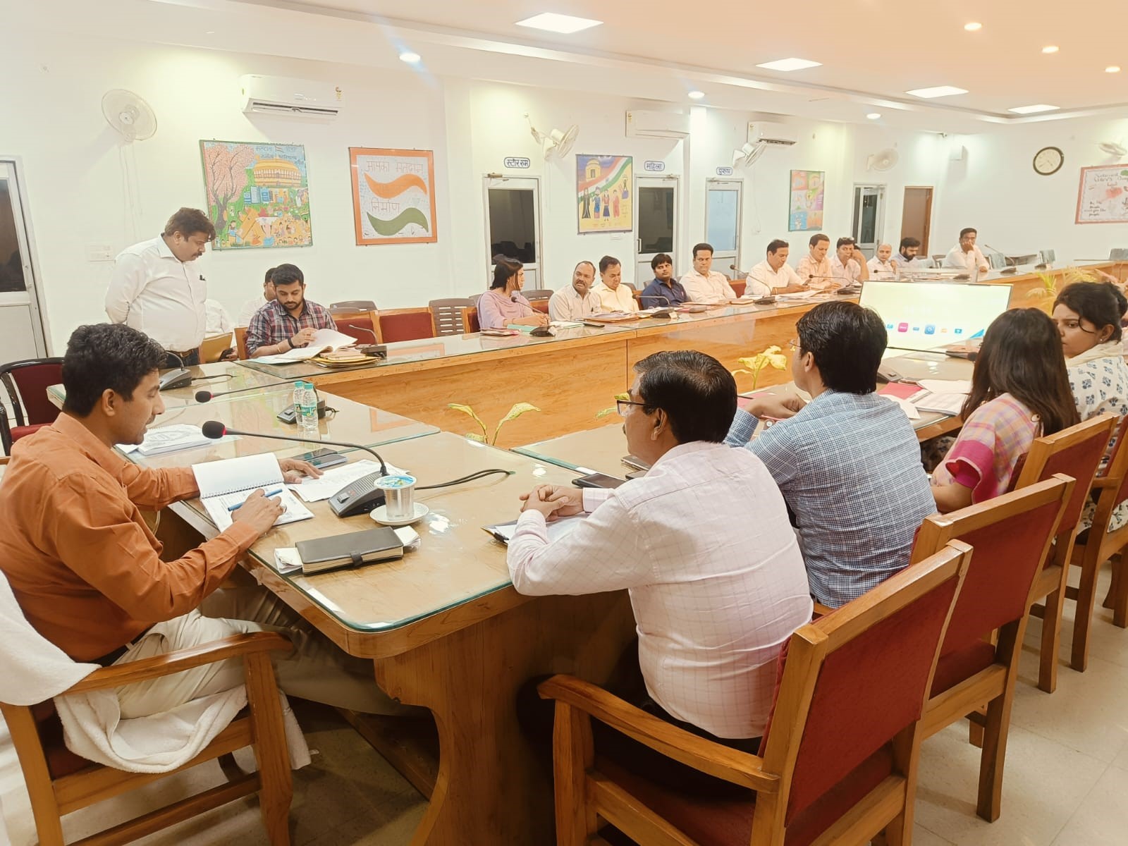 लक्ष्यों को करें पूरा, रैंकिंग में लाएं सुधार :- अपर जिलाधिकारी रजनीश मिश्र