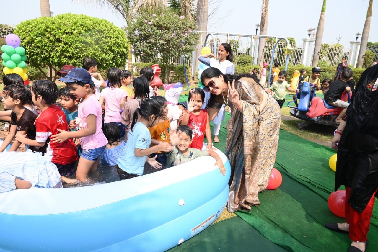 देवबंंद में नन्हें-मुन्ने बच्चों के लिए पूल पार्टी का आयोजन किया गया