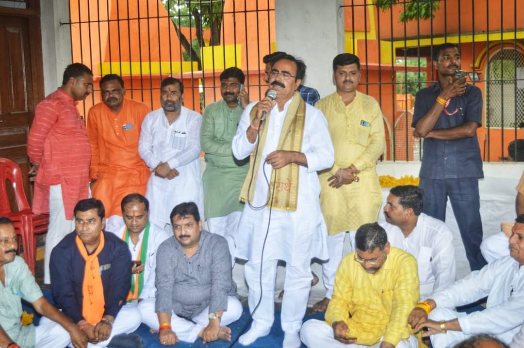 भाजपा की टिफिन पार्टी में प्रभारी मंत्री, जिलाध्यक्ष घर से टिफिन लेकर हुए शामिल