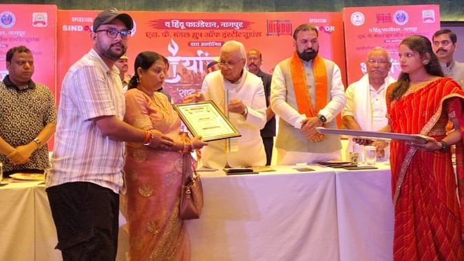 शहीद शिवशंकर गुप्ता के परिवार को राज्यपाल ने किया सम्मानित