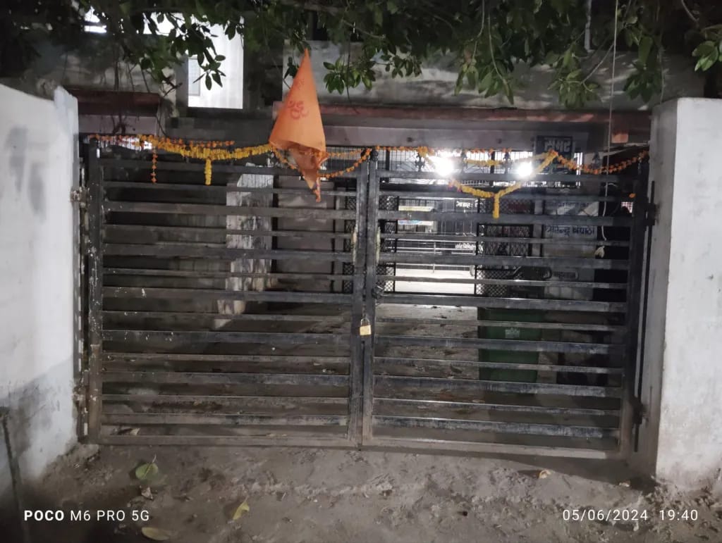 गजब की गारंटी, शनि मंदिर के छत पर बना डाला आशियाना... 