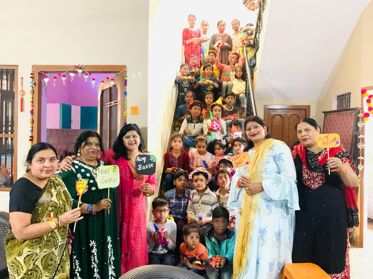 एजुकेशन वेलफेयर ट्रस्ट ने नन्हें-मुन्नें बच्चों संग बडे हर्षोल्लास के साथ मनाया होली