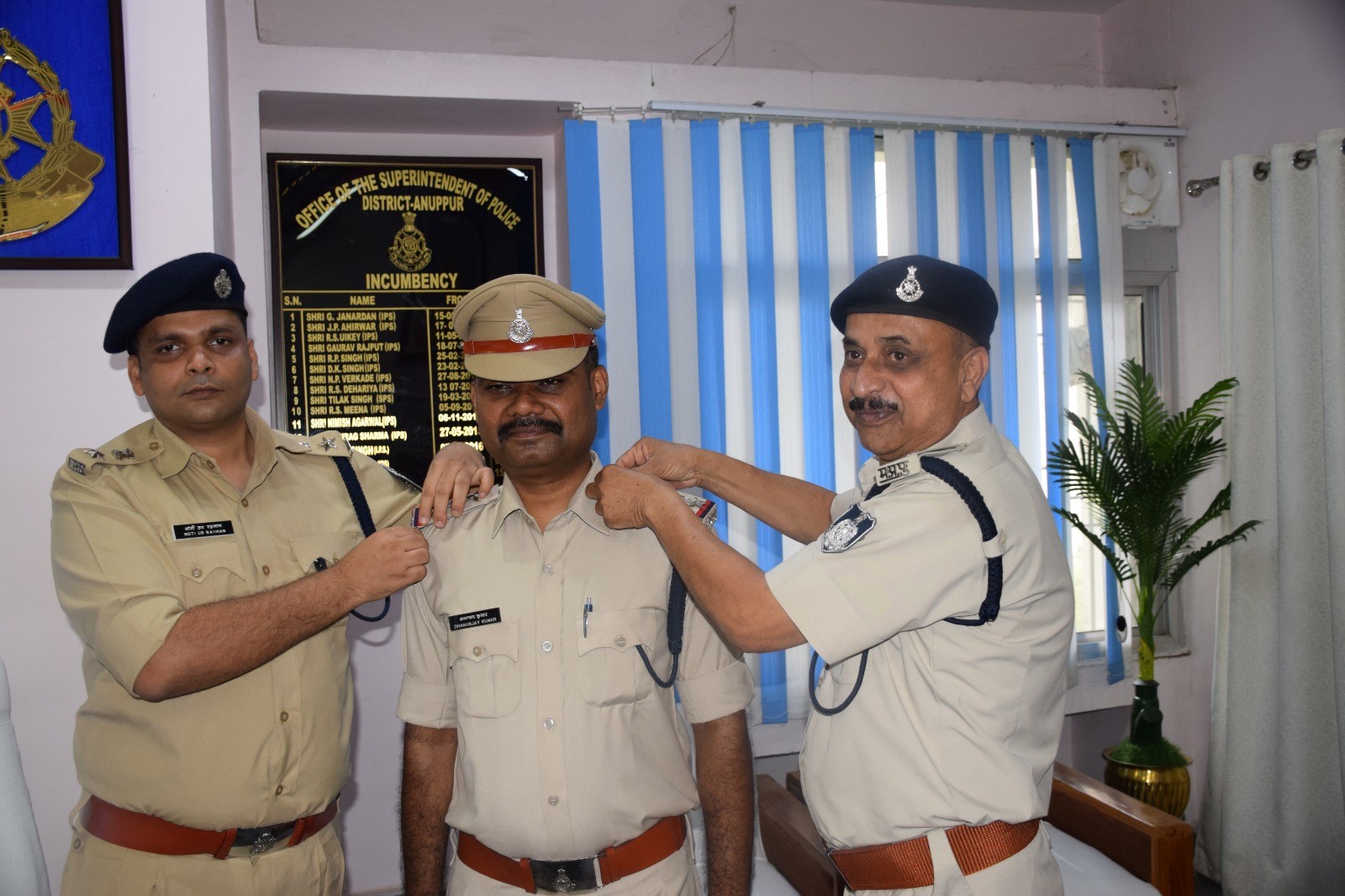 कार्यवाहक शीघ्रलेखक निरीक्षक(अ) के उच्च पद पर पदोन्नत हुए शीघ्रलेखक उप निरीक्षक (अ) धनन्जय सेन 