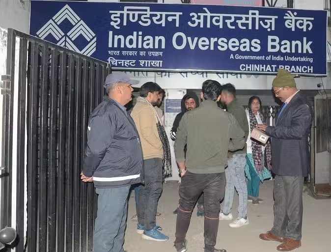 इंडियन ओवरसीज बैंक के 42 लॉकरों को गैस कटर से बदमाशों ने काटा