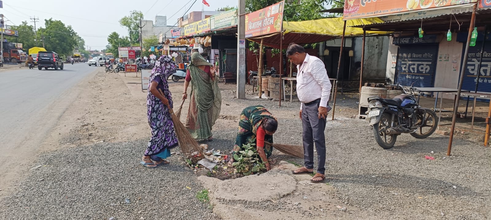 A cleanliness drive was launched on Akodia Road in Sarangpur
