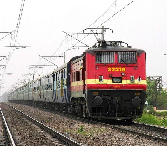 देशभर में आज 132 ट्रेनें हुईं कैंसिल