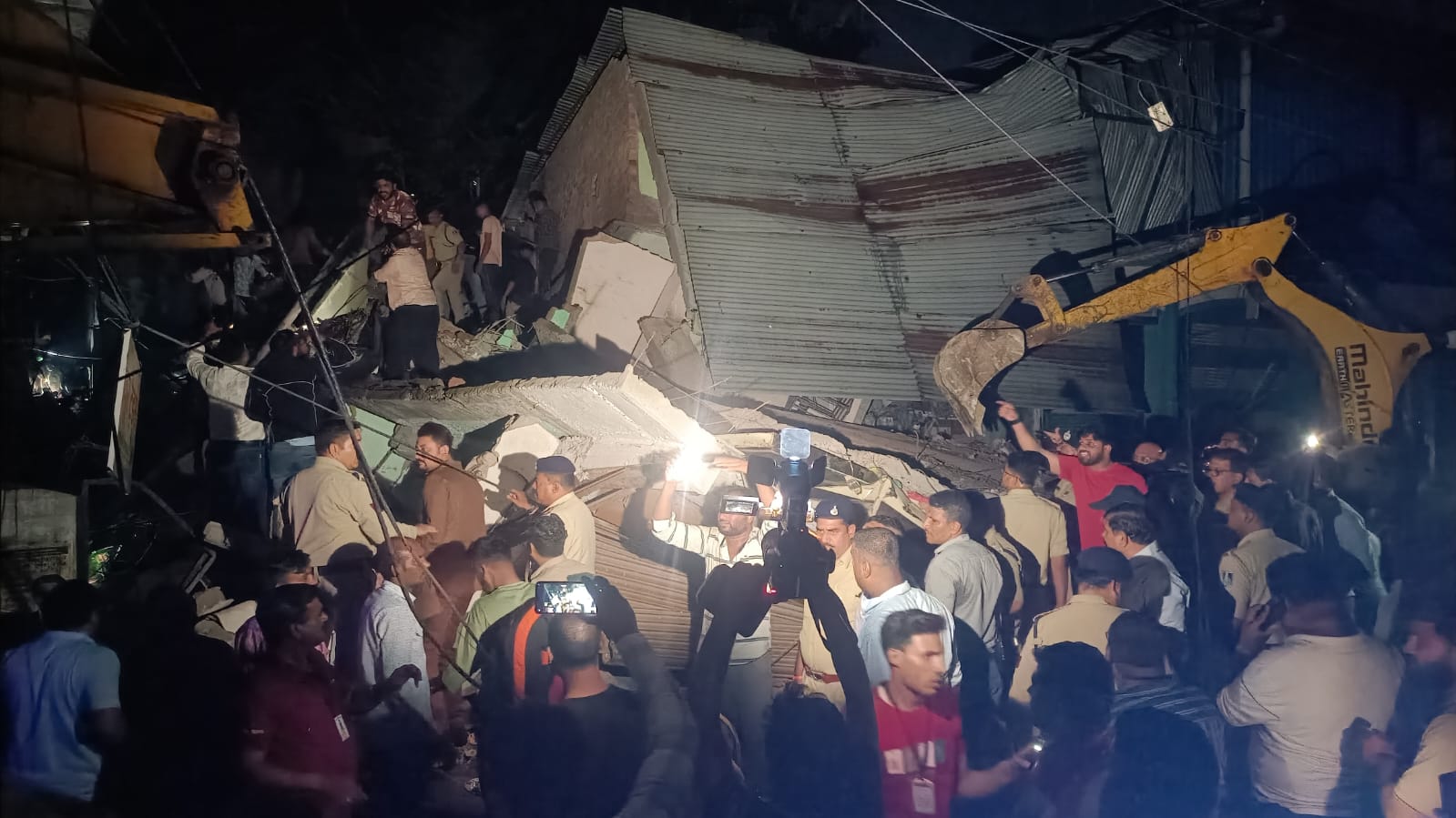 इंदौर में बड़ा हादसा: पांच मंजिला बिल्डिंग धंसी